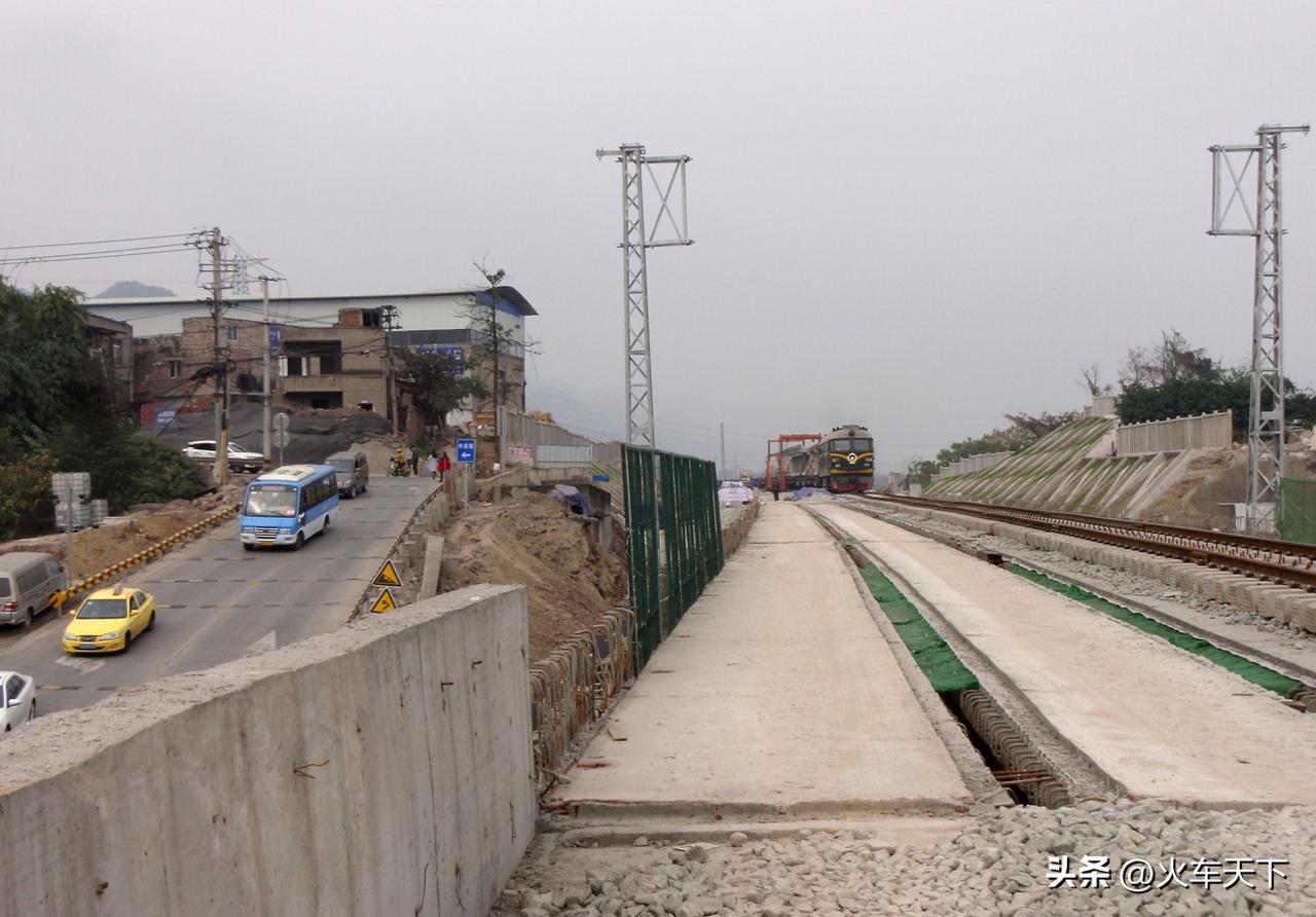 2017年1月，渝贵铁路往该线最北端的童家溪线路所方向在铺架，图中这里是茅山峡公