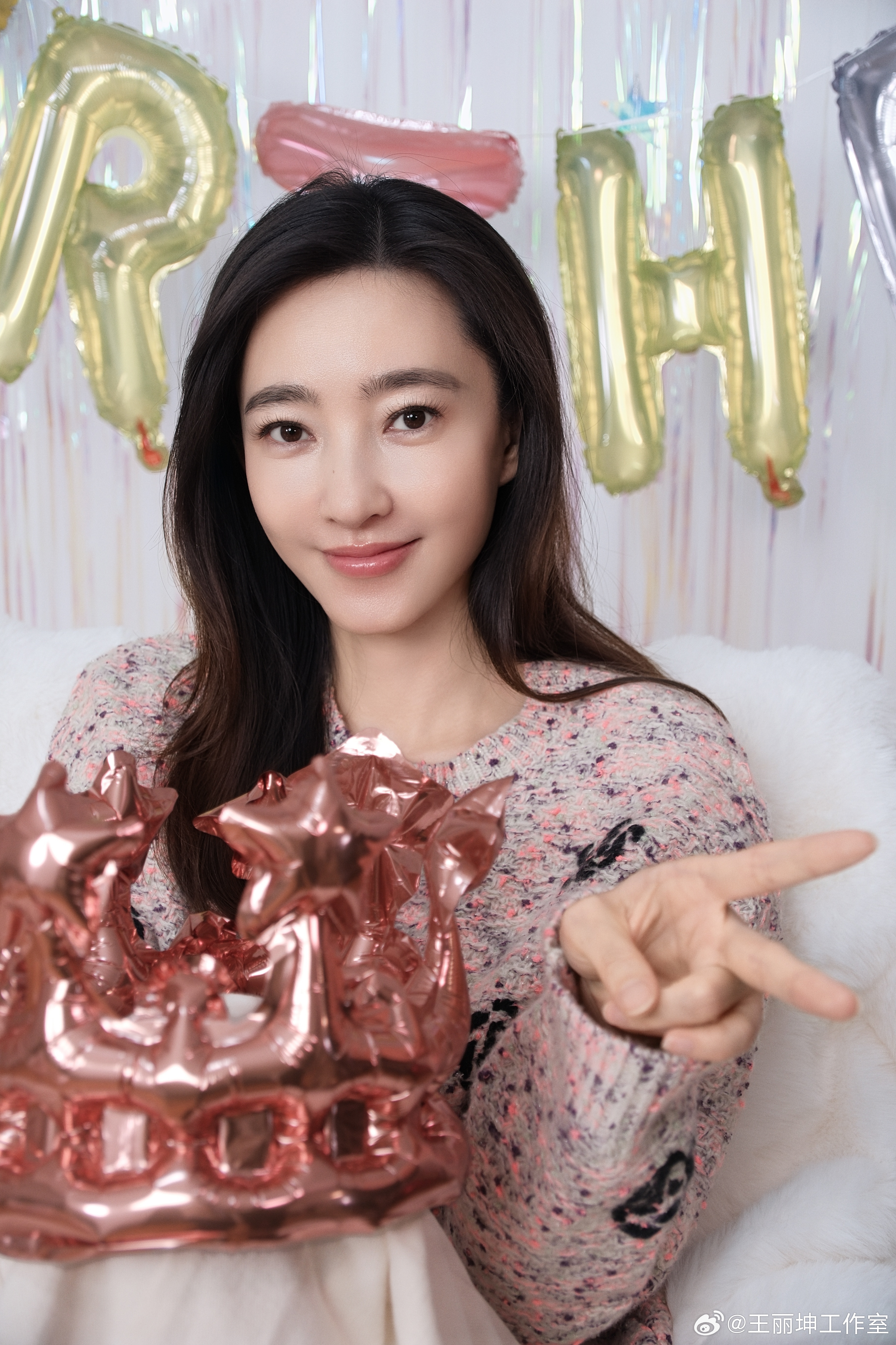 王丽坤 新绿初绽，蓬勃向暖，温柔光曦淌过三月。愿新岁的你，明媚而轻盈，生日快乐！