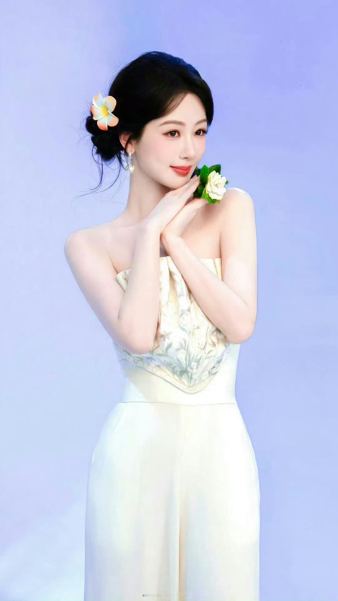 杨紫侧丸子头造型 这个造型真的很温婉大气啊！紫宝的造型最近都非常出圈！[送花花]