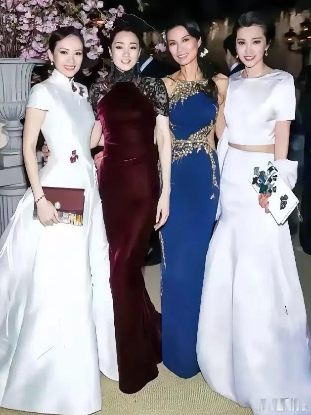 这张合影里，章子怡、巩俐一眼认出，右侧白裙女生却认不出，你们看是谁？ 