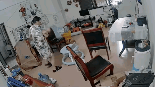 女子动作这么粗暴。小孩不会晕吗？

大家看看这个带小孩的女人，不知道他是小孩的妈
