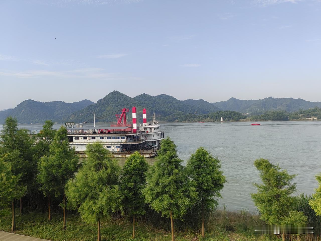 河边公园里空气新鲜，景色很美，是个早起健身的好地方！