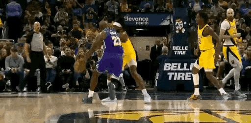 NBA老詹被裁判激怒了？一场比赛好几个犯规不吹，詹姆斯直接用行动回应判罚。图1: