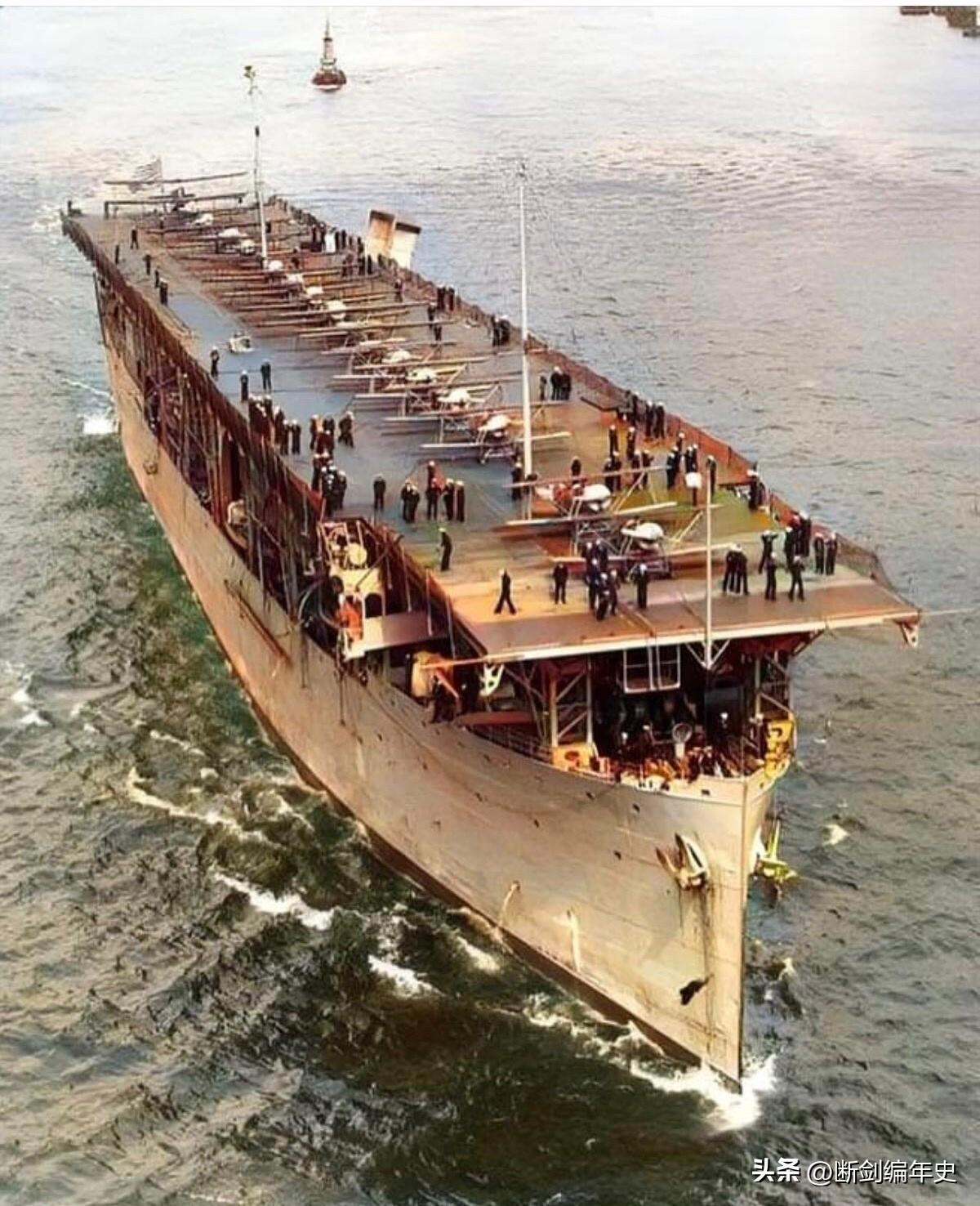 美国第一艘航母“兰利”号（USS Langley, CV-1），1928年。它由