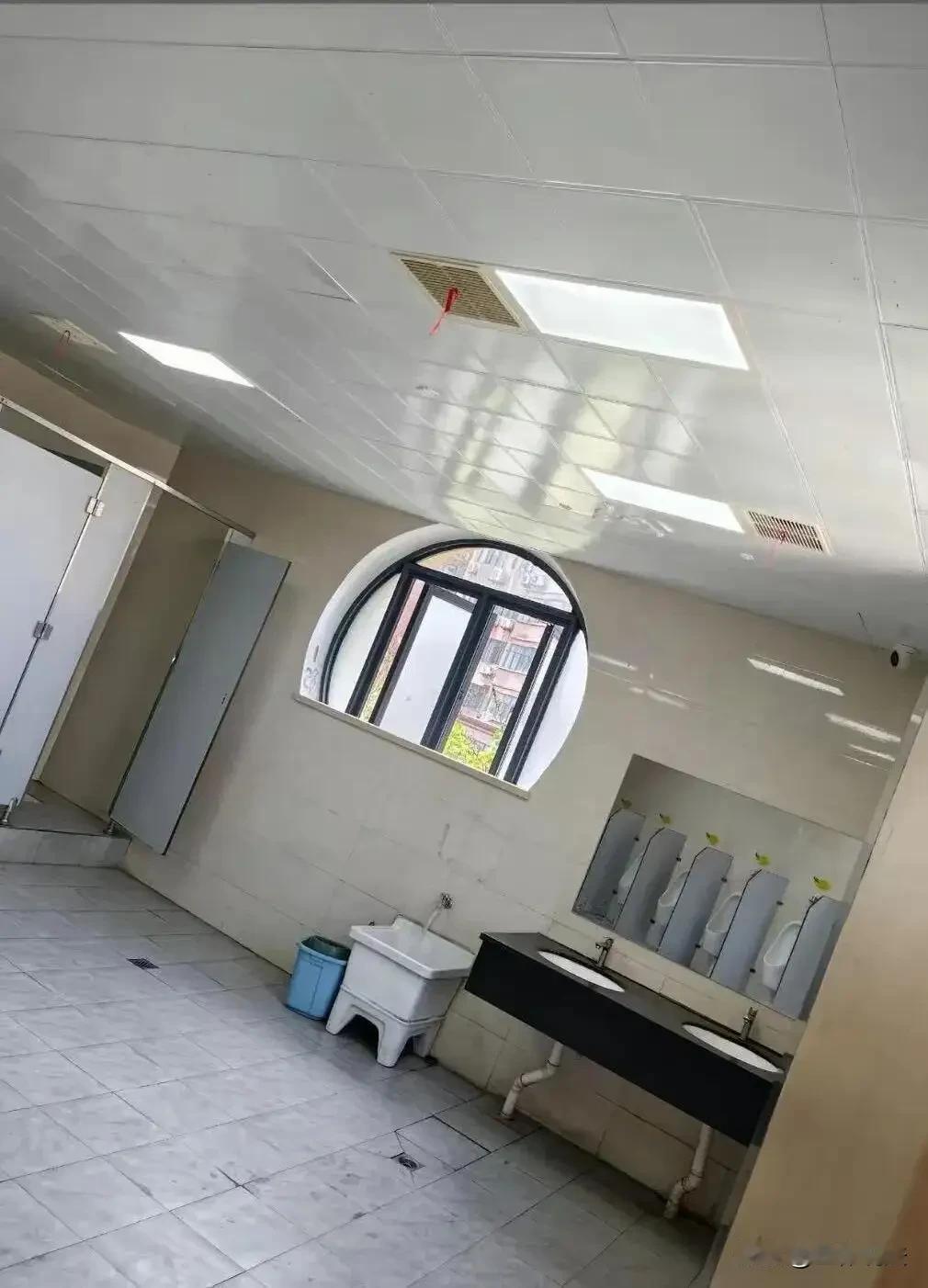 浙江温州，一中学学校里有5个男生厕所，全部被装上了摄像头，男生们心理很不舒服，觉