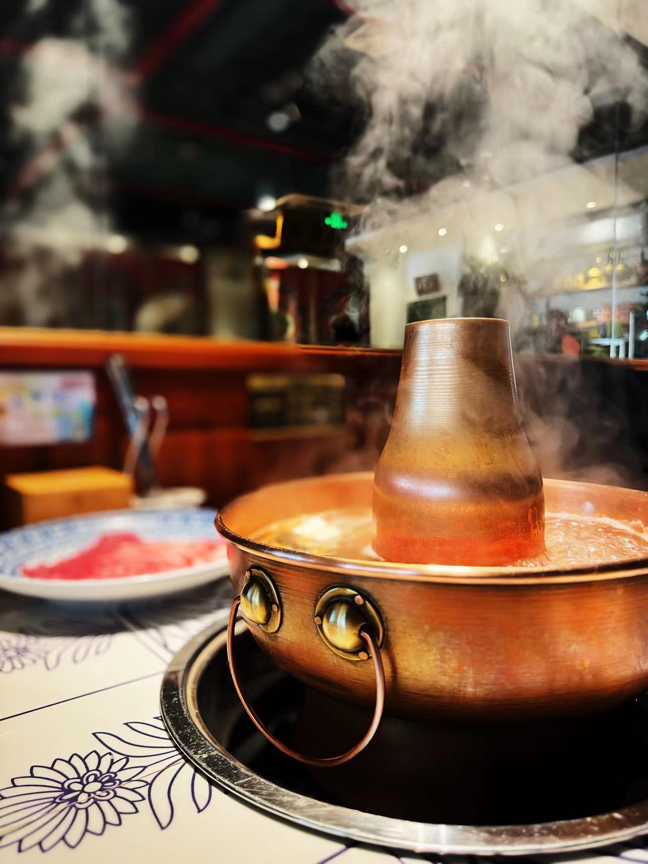 中午在美食荒漠海淀吃了一顿铜锅涮肉，要的都是比较贵的鲜切，咩咩和牛都有，牛没啥特