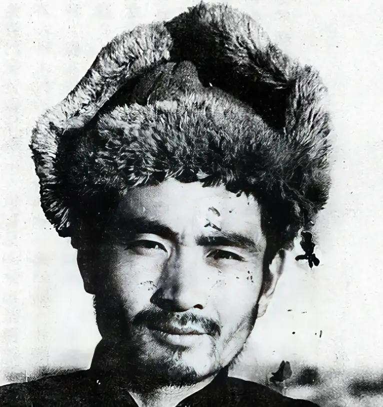 1943年，姜荣泉被俘，日军决定送他去哈尔滨平房的731部队做活体实验，路上，姜