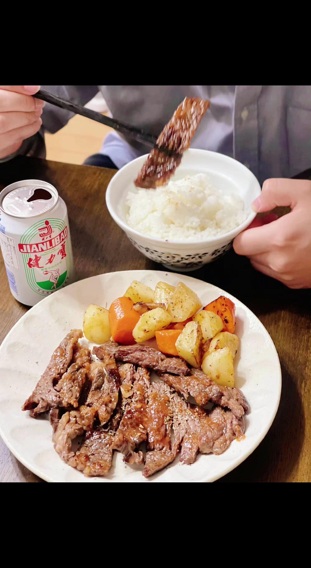 🍚酱汁瀑布浇进白米饭的瞬间，灵魂都在颤抖！焦香牛排配冰汽，这口治愈比拥抱更实在