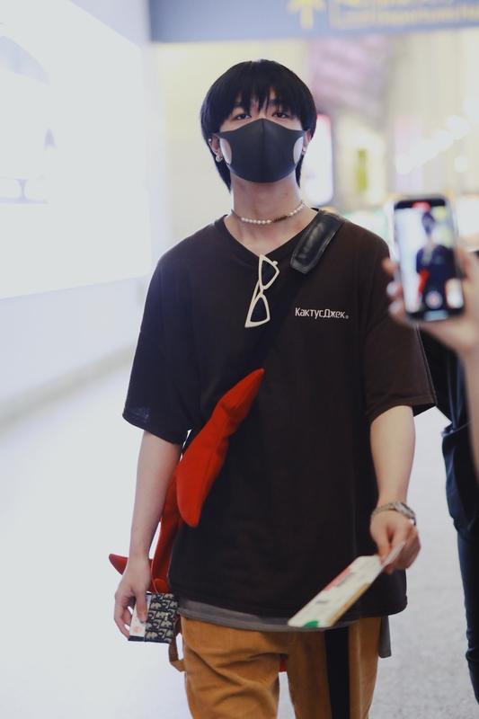 11月24日，“刘宇宁直播时被私生打电话”冲上热搜。刘宇宁无奈表示习惯了，这不是