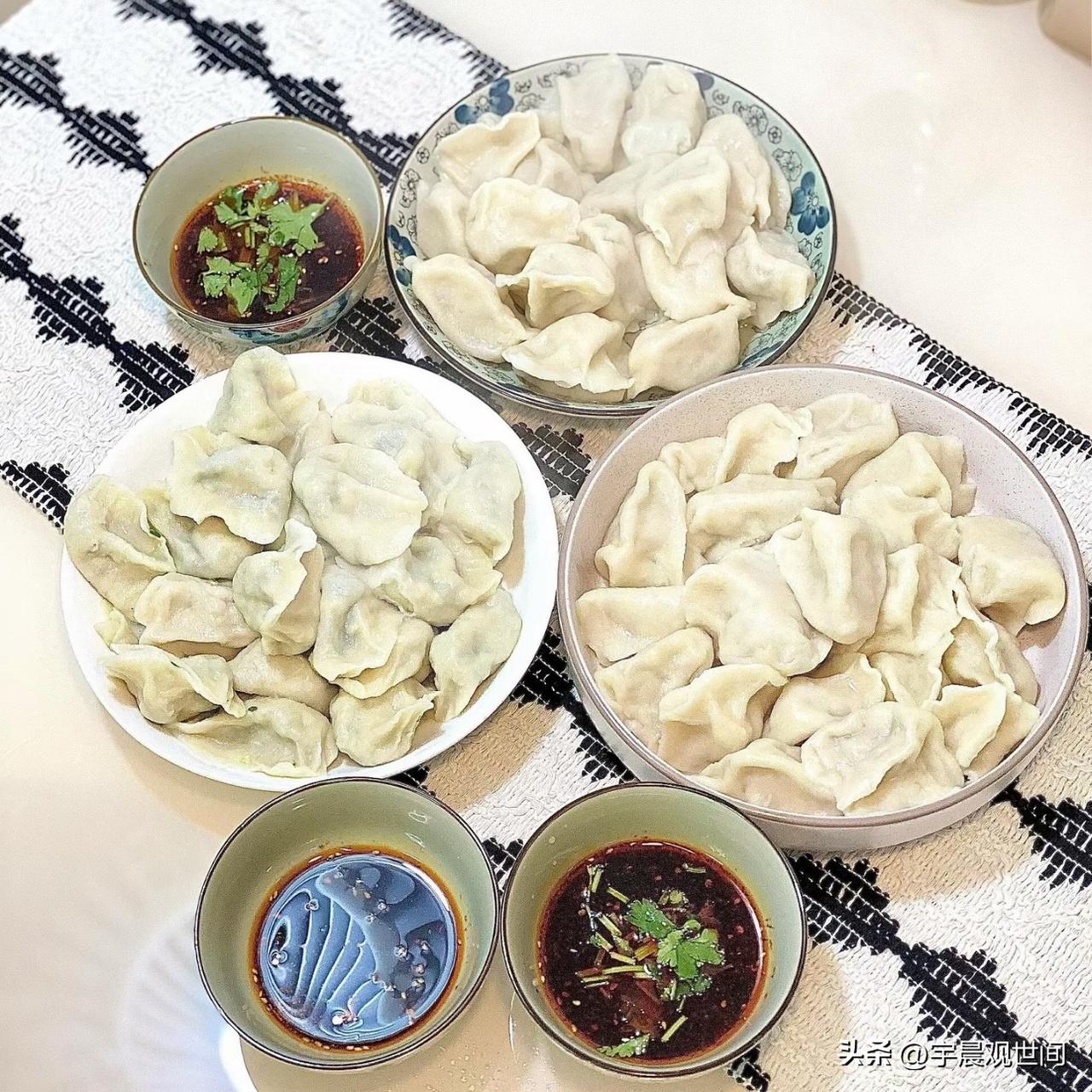 前些天，楼下租房的年轻夫妻小陈敲开门，手里端着一盆自己包的饺子，有些不好意思地说