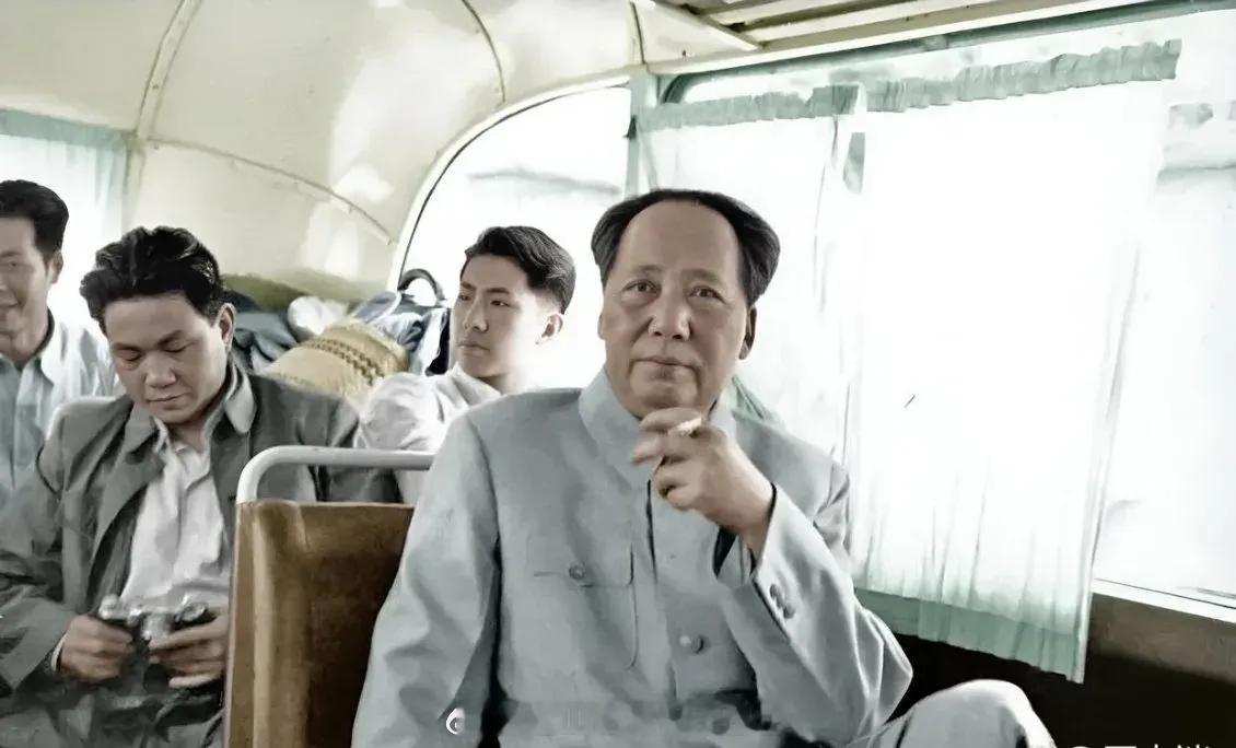 正视“毛泽东现象”，中国方能放下包袱轻装前进。在毛泽东面前，任何其它的人都显得渺