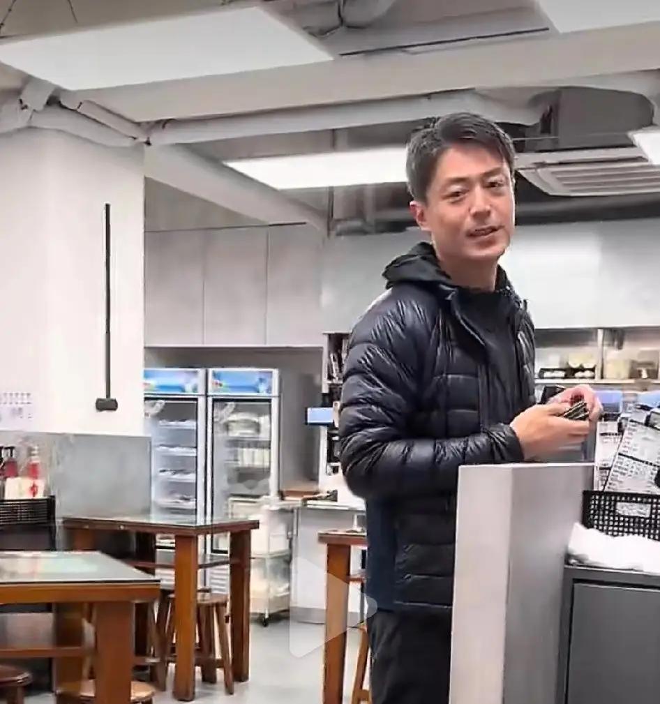 只是小声讨论是不是他时，就被本尊真身买单了，老干部霍建华人品没得说[赞][赞][