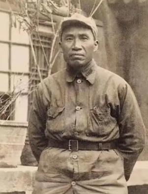 1931年，朱德急寻一名俘虏，警卫员却说：“他领2块大洋回家了！”朱德一看要坏事