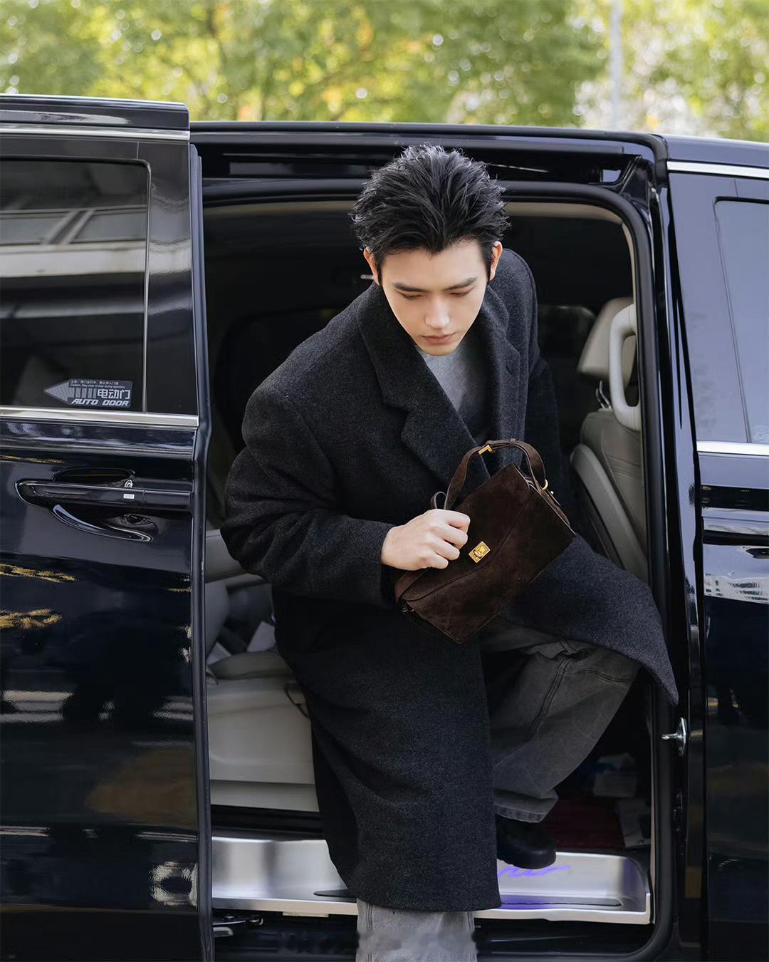 陈飞宇，杨超越巴黎世家最新街拍物料🈶，很贵很大牌的感觉 