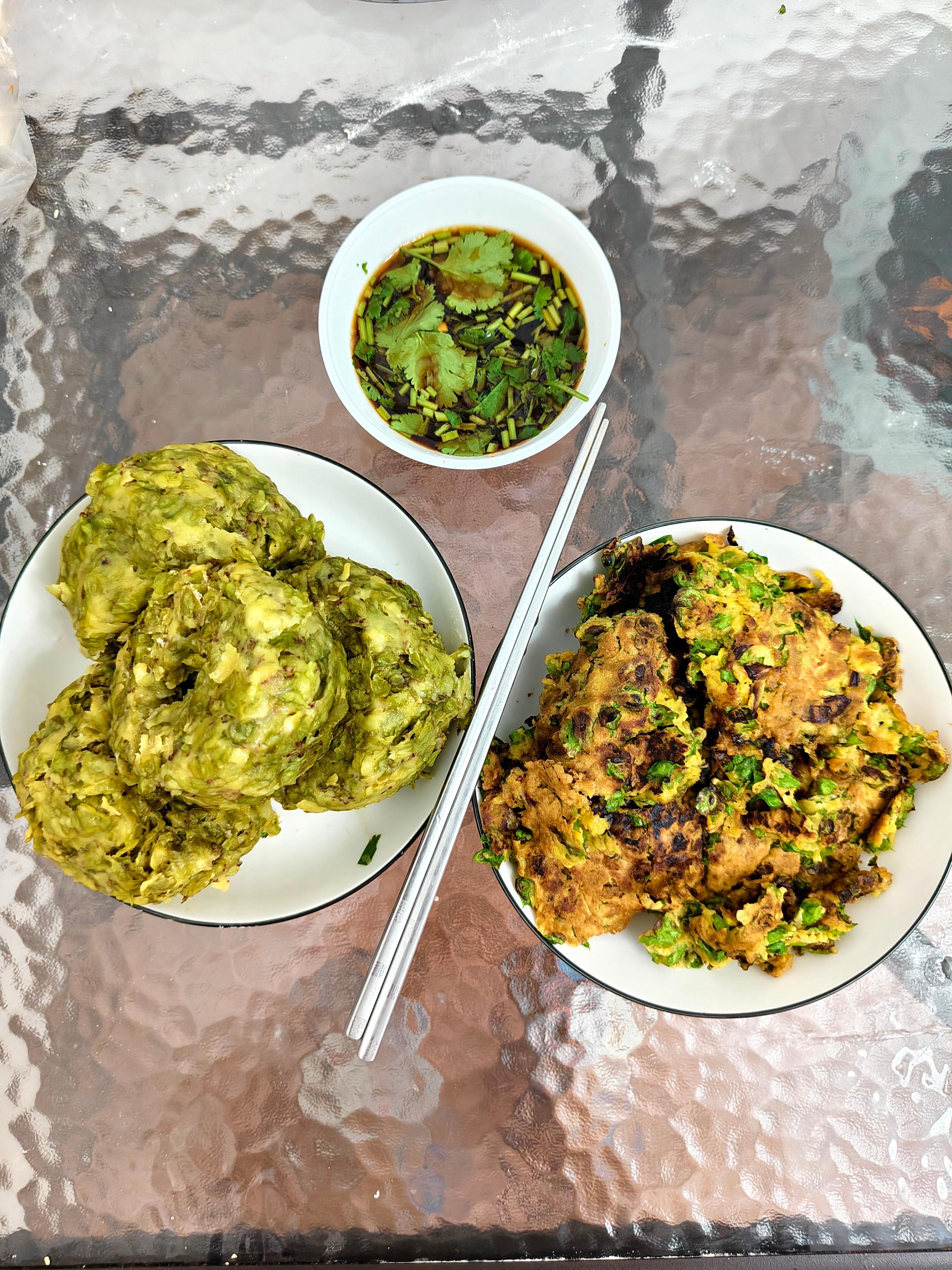 河南榆钱两吃：蒸榆钱窝窝头，榆钱煎鸡蛋。一字诗：中 