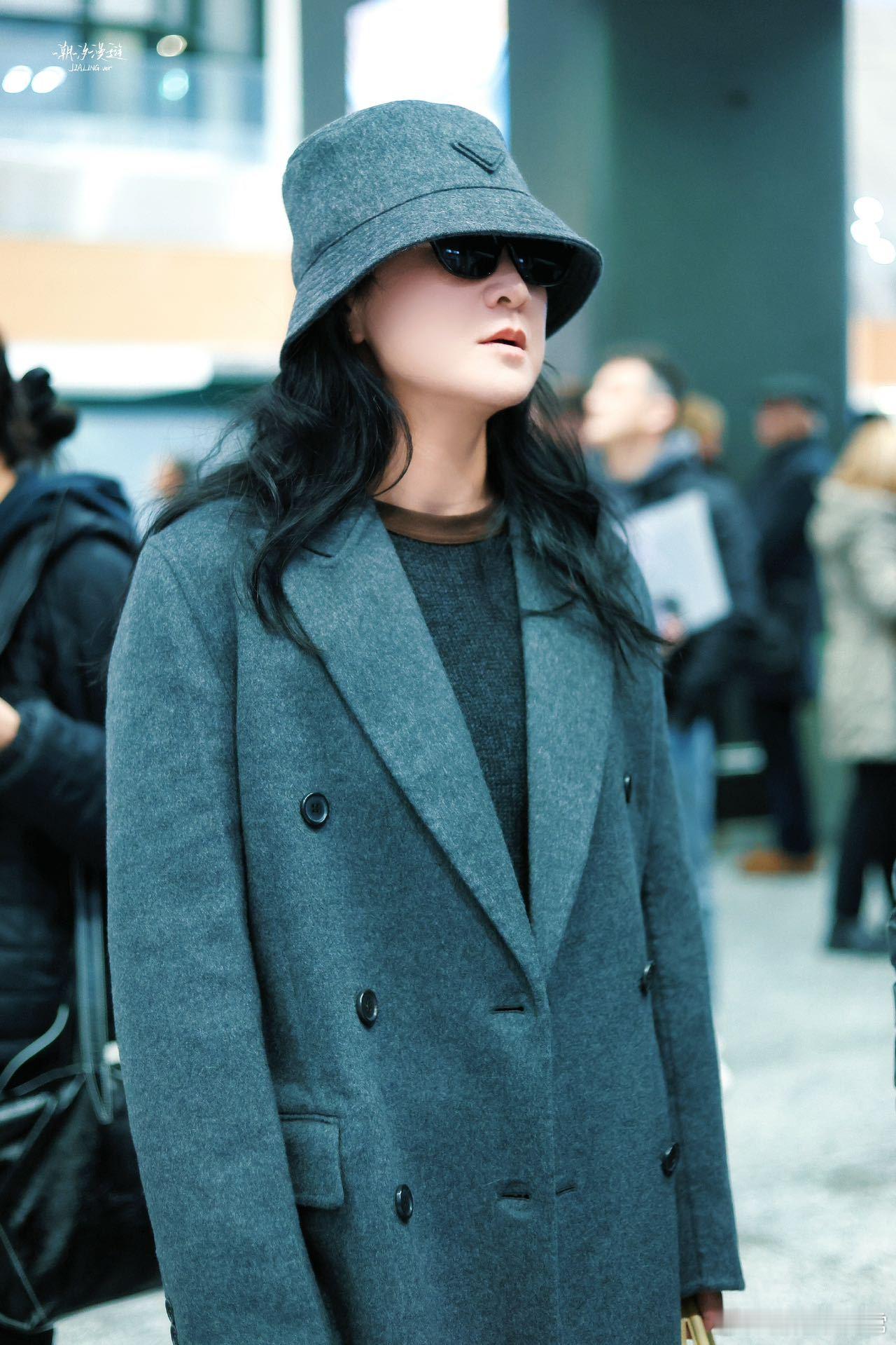 贾玲的气场 贾玲穿Prada亮相米兰时装周，黑色羊毛廓形西装超有范儿，肩膀线条利