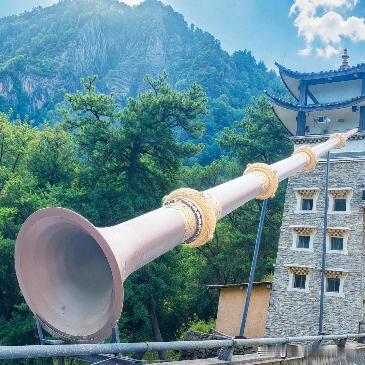 我去！当大炮对着山景的时候，那画面绝了。想象一下，冰冷坚硬的大炮，散发着金属的质