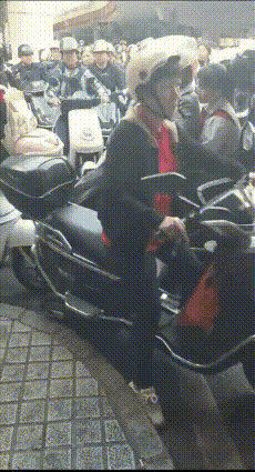 为什么大妈对这么多人指指点点的，却没人敢理论，是不是大家都错了