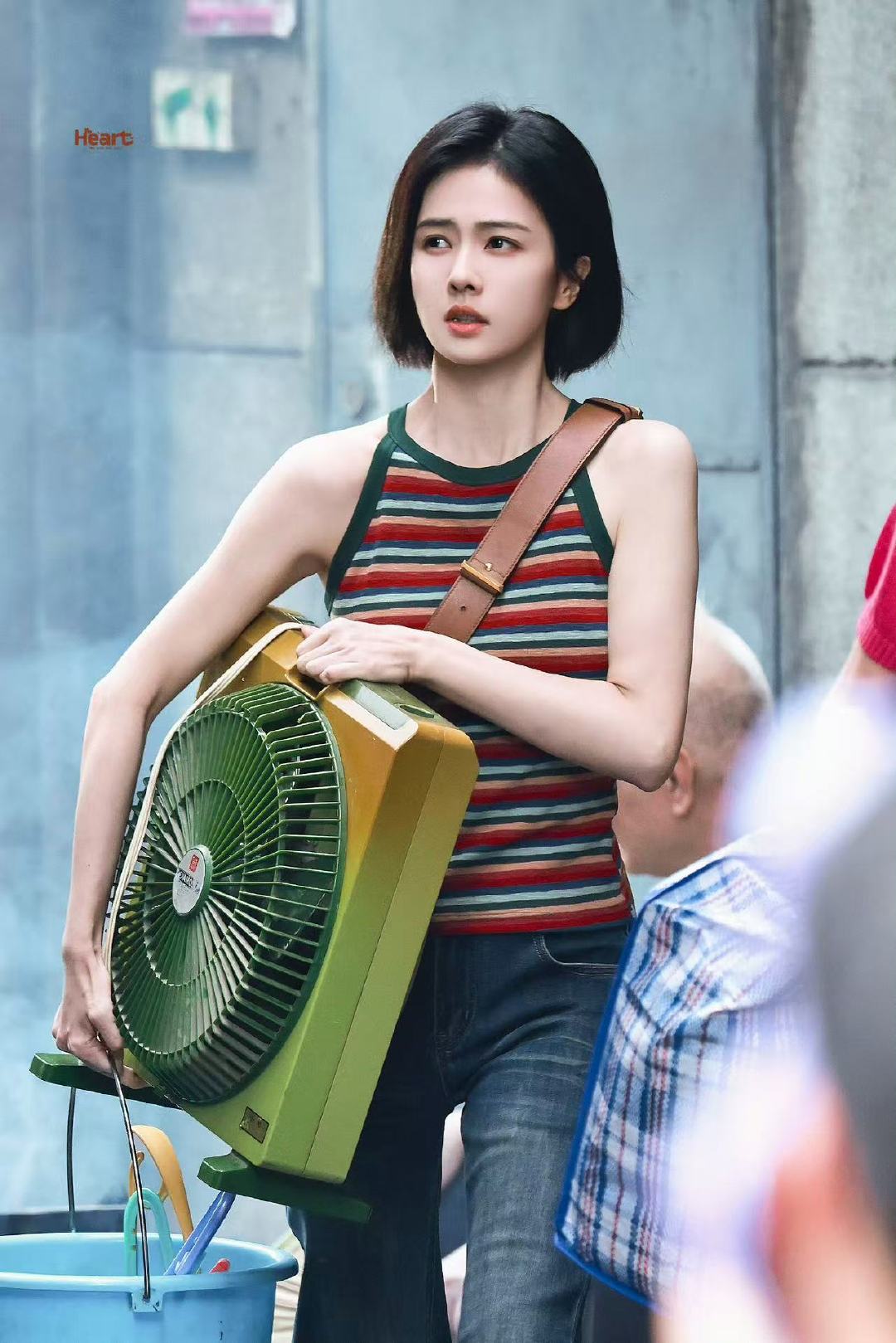 白鹿王韵娜扛风扇路透白鹿开到荼蘼扛风扇路透 白鹿王韵娜扛风扇路透 