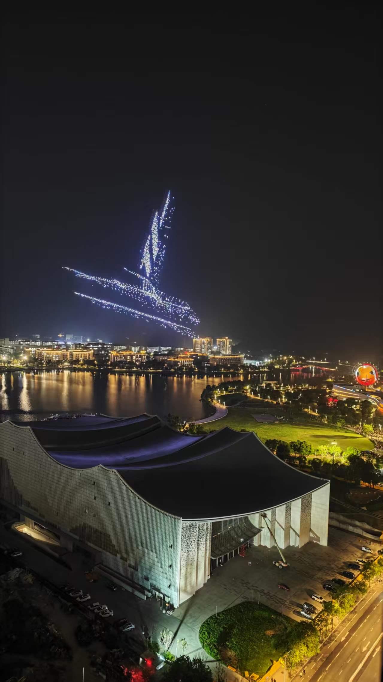 福州旗山湖上演福建历史上最大规模的无人机表演，超过了蔡国强的2000架。