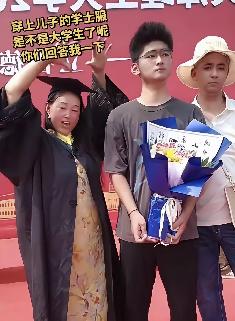 毕业典礼母亲穿学士服跳舞：

最伤人的从来不是失态，

而是孩子的偏见，千万别急