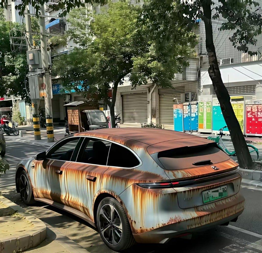 昨天下班路上看到这辆蔚来ET5t把我吓一跳，还以为车主是去乌克兰打仗回来的呢，仔