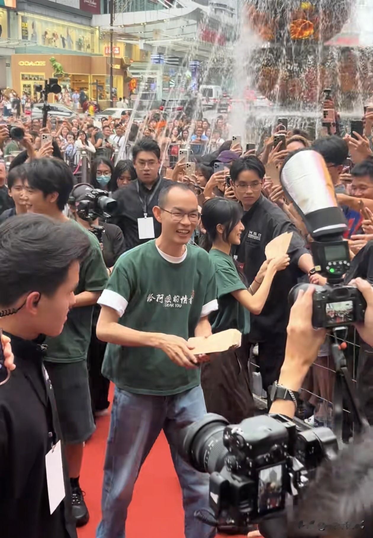 《给阿嬷的情书》导演与两个主演去马来西亚了，人气直接爆表了。

你能想象3个人基