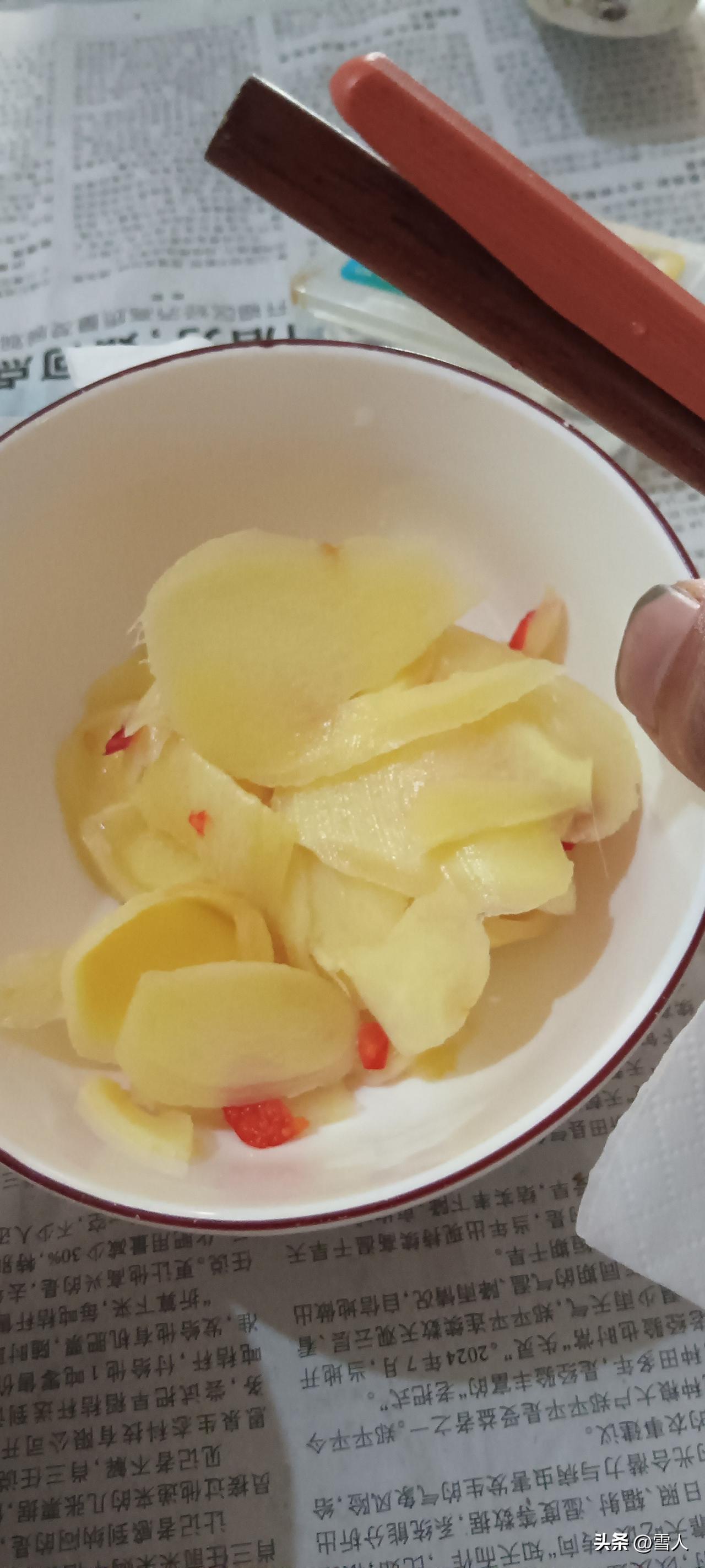 盛夏暑气蒸腾，最解馋的便是一坛清爽泡仔姜。挑刚长成的嫩仔姜，皮薄肉脆、姜味鲜而不