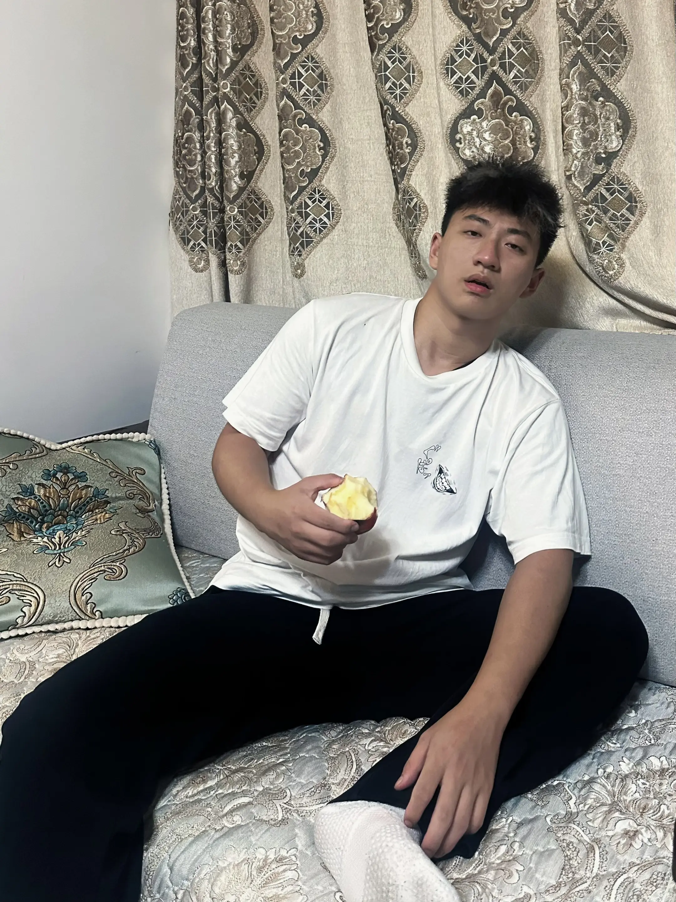 1少吃一点呗 弟弟。