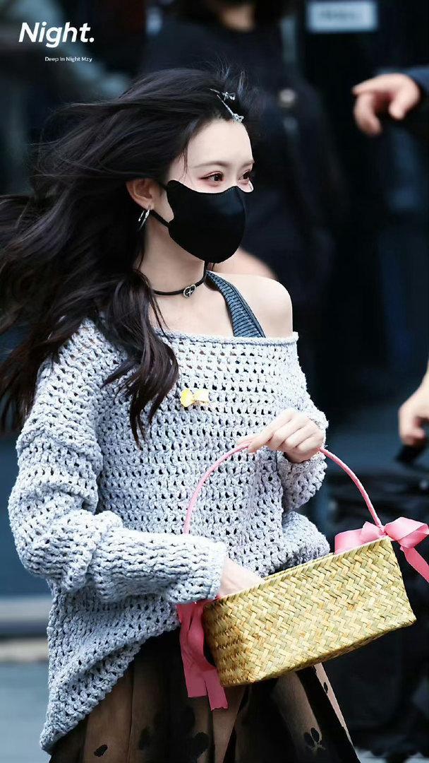 孟子义hi6上班发礼物 孟子义HI6上班发礼物这段我反复看了好几遍，她举着牌子的