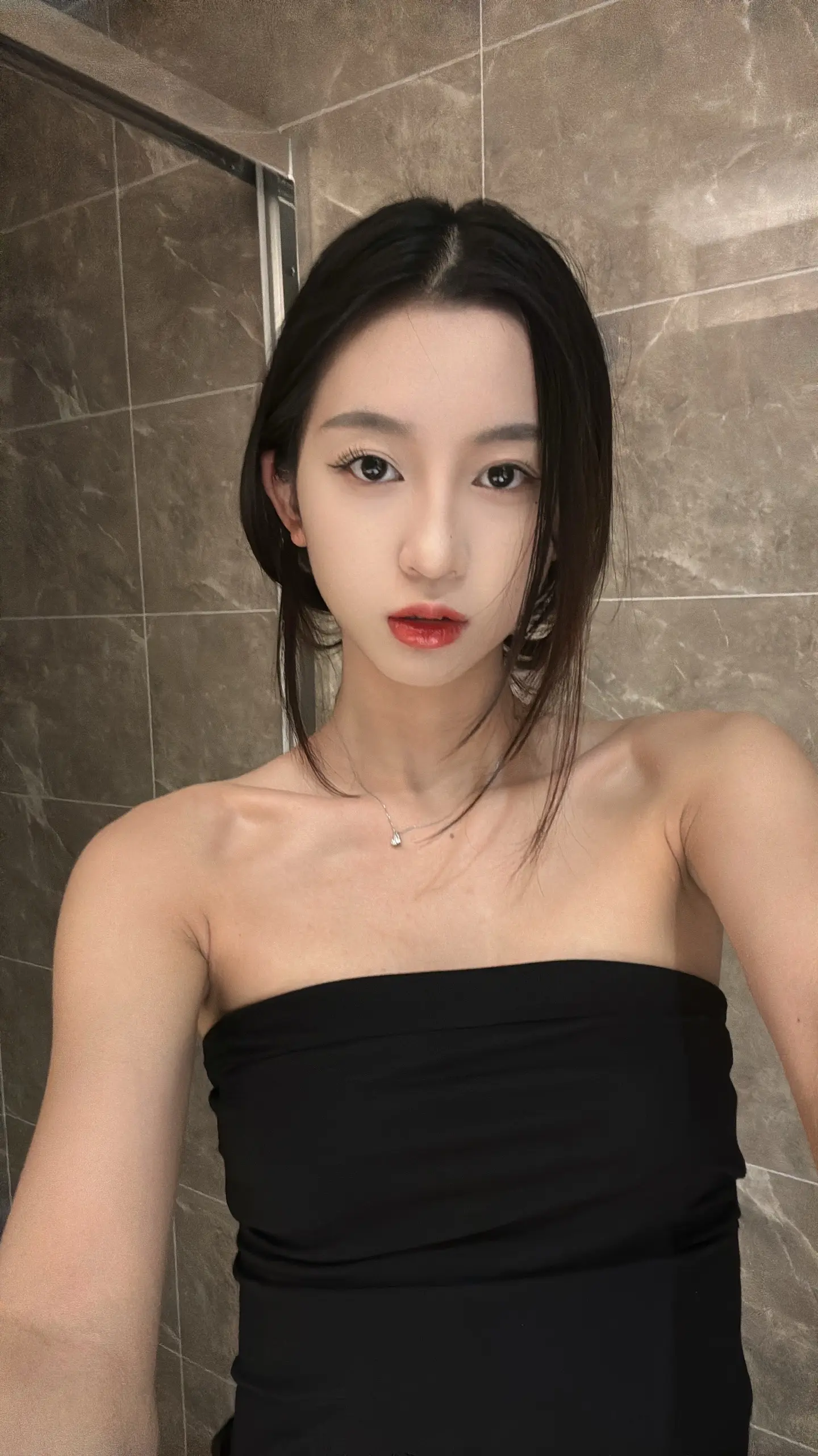 我们不可能比今天年轻了，但要比今天更爱自己。