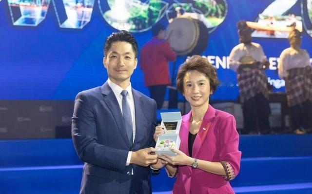 中国台湾省 ， 蒋经国的孙儿蒋万安 和新加坡总理 黄循财 见面，握手问候。
把这