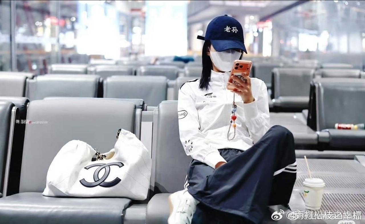 孙怡的本命配饰非老孙帽莫属，又解锁全新配色，网友彻底算不清库存。自从这款印着昵称