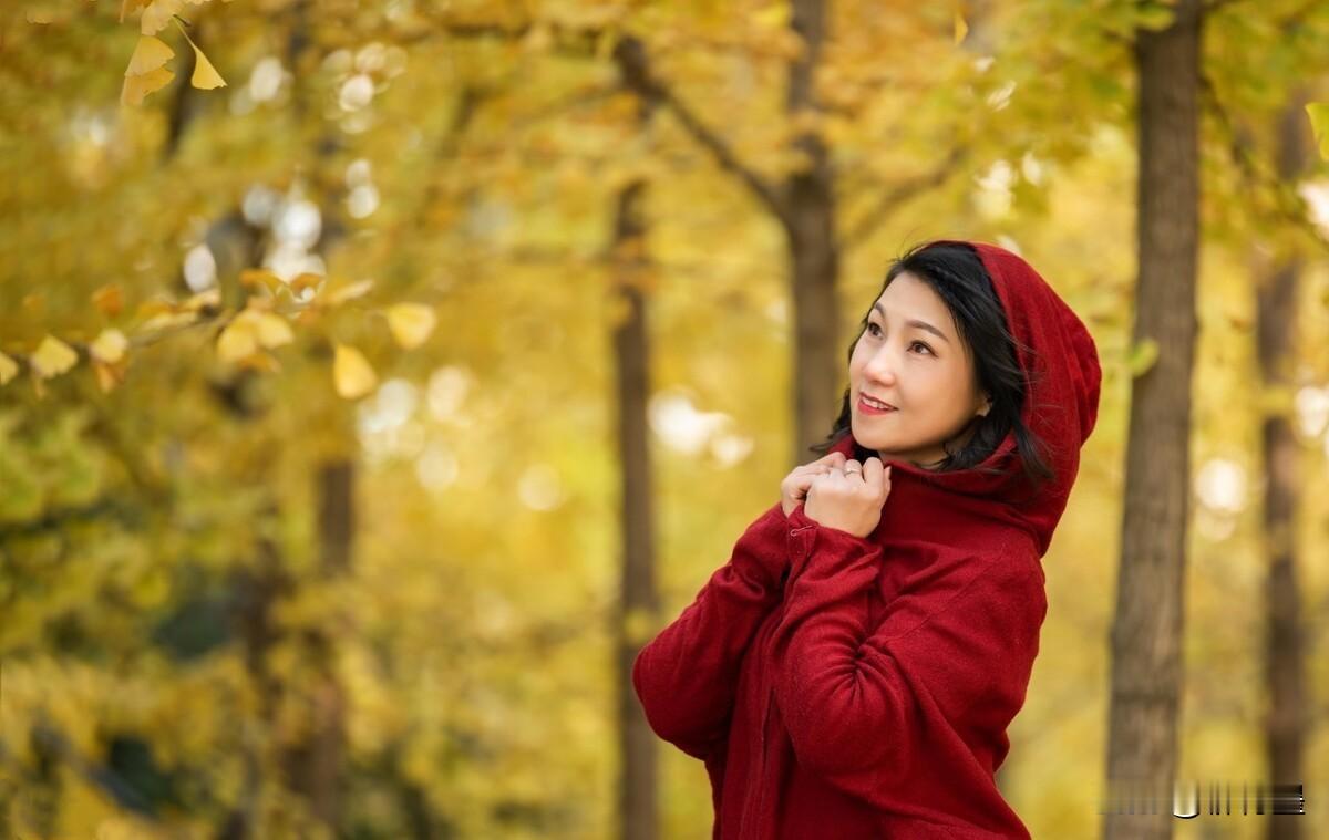 中老年女性拍照，纱巾确实是很好的道具。
把纱巾围在头上，当成头巾用，可以修饰脸型