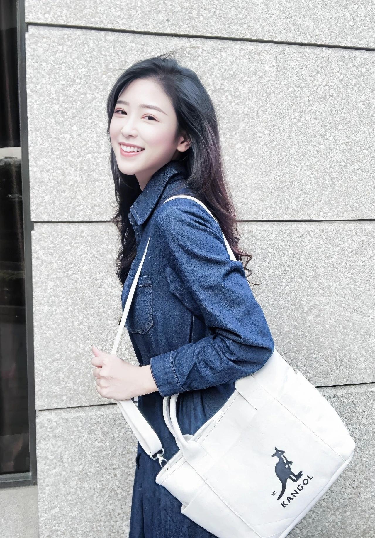 牛仔衬衫裙的随性日常，揣着帆布包的快乐，走在城市街头都是轻松的步调～