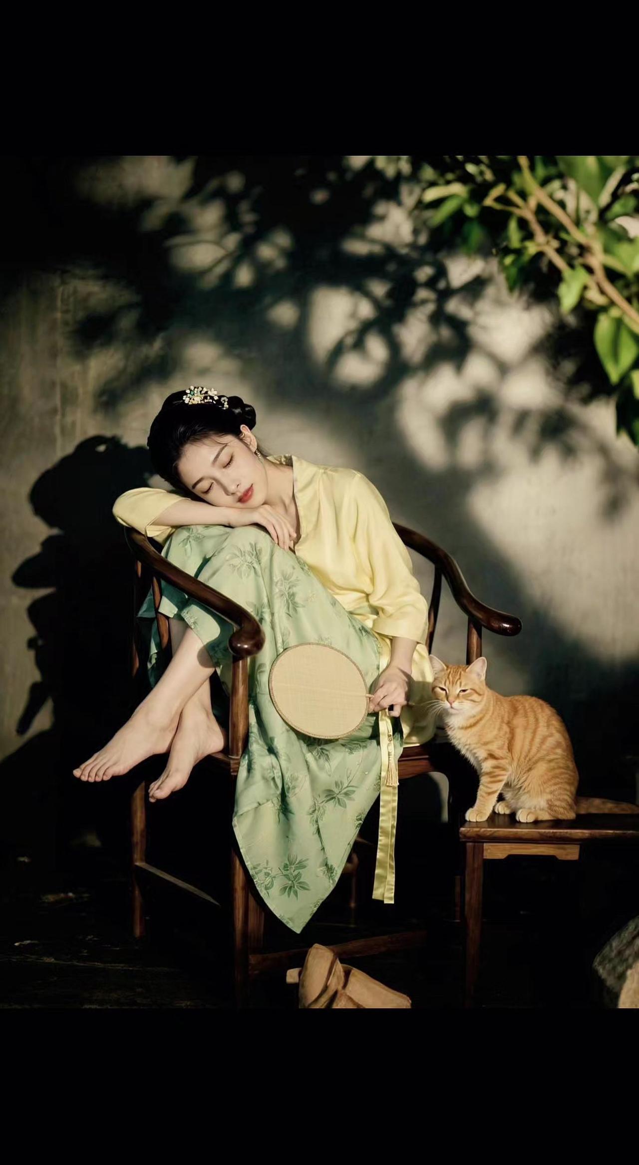 🌿光影偷吻眉梢，团扇半掩春困😴。橘猫踮脚踩碎时光，偷喝了砚台里的夏天🍵。