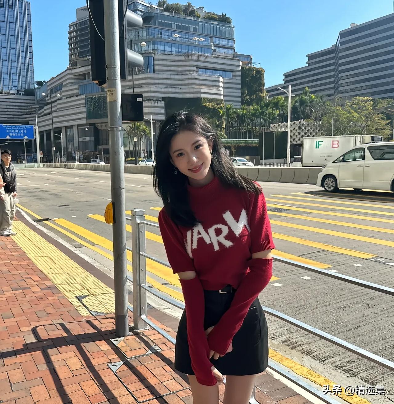 红色毛衣搭配黑色短裙，元气满满的一天！🌞👗👠