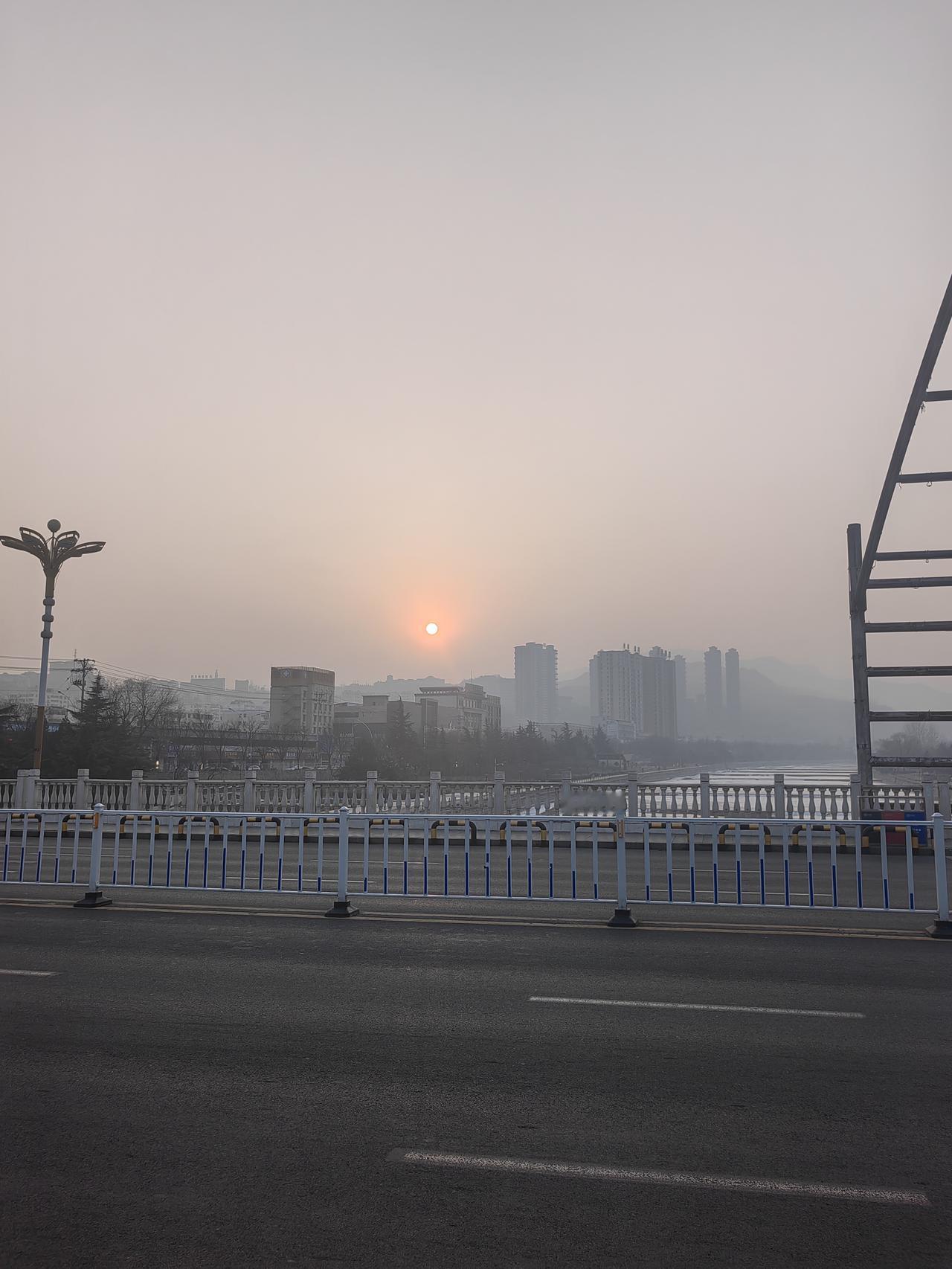 记录我的2026夕阳西下，山城薄雾笼罩，又是小雪来临。
