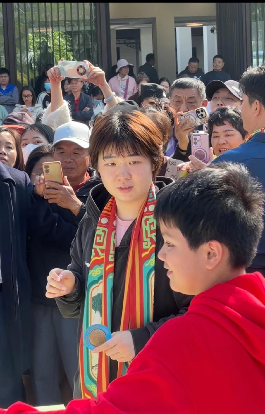 林诗栋回家乡，国球公园嗨翻啦🔥
 
回到家乡海口的林诗栋，带着蒯曼一起现身“国