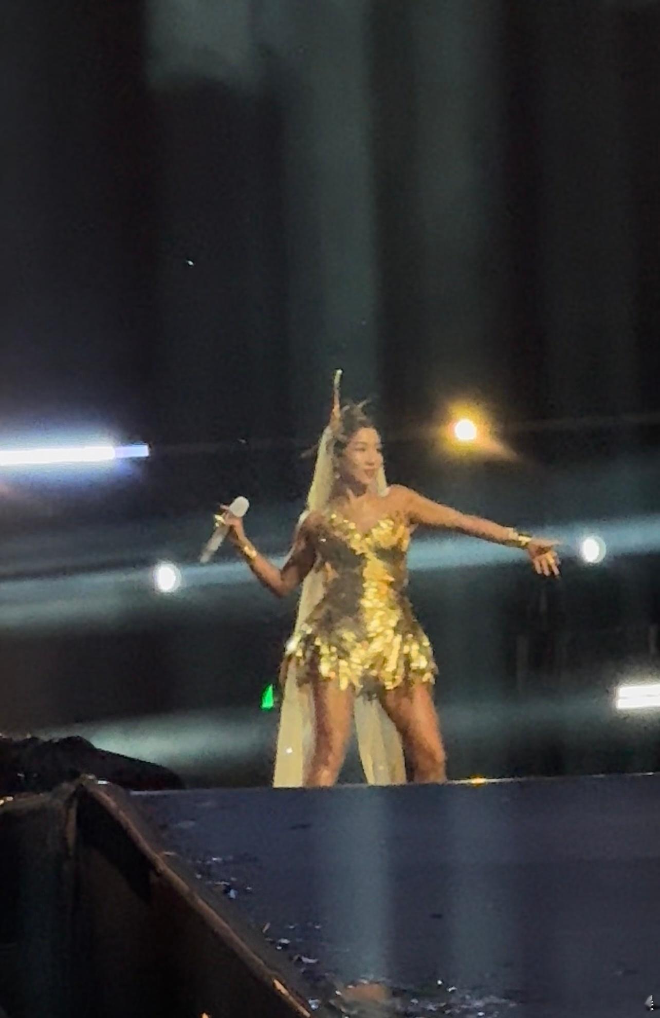 把吉克隽逸唱累了 谁还没被吉克隽逸共创之夜的舞台打动！连续献唱多首高难度曲目，累