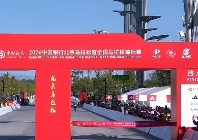 奥运冠军托拉夺得北马男子组冠军别只盯着“奥运冠军赢了”这条标题。托拉北马夺冠背后