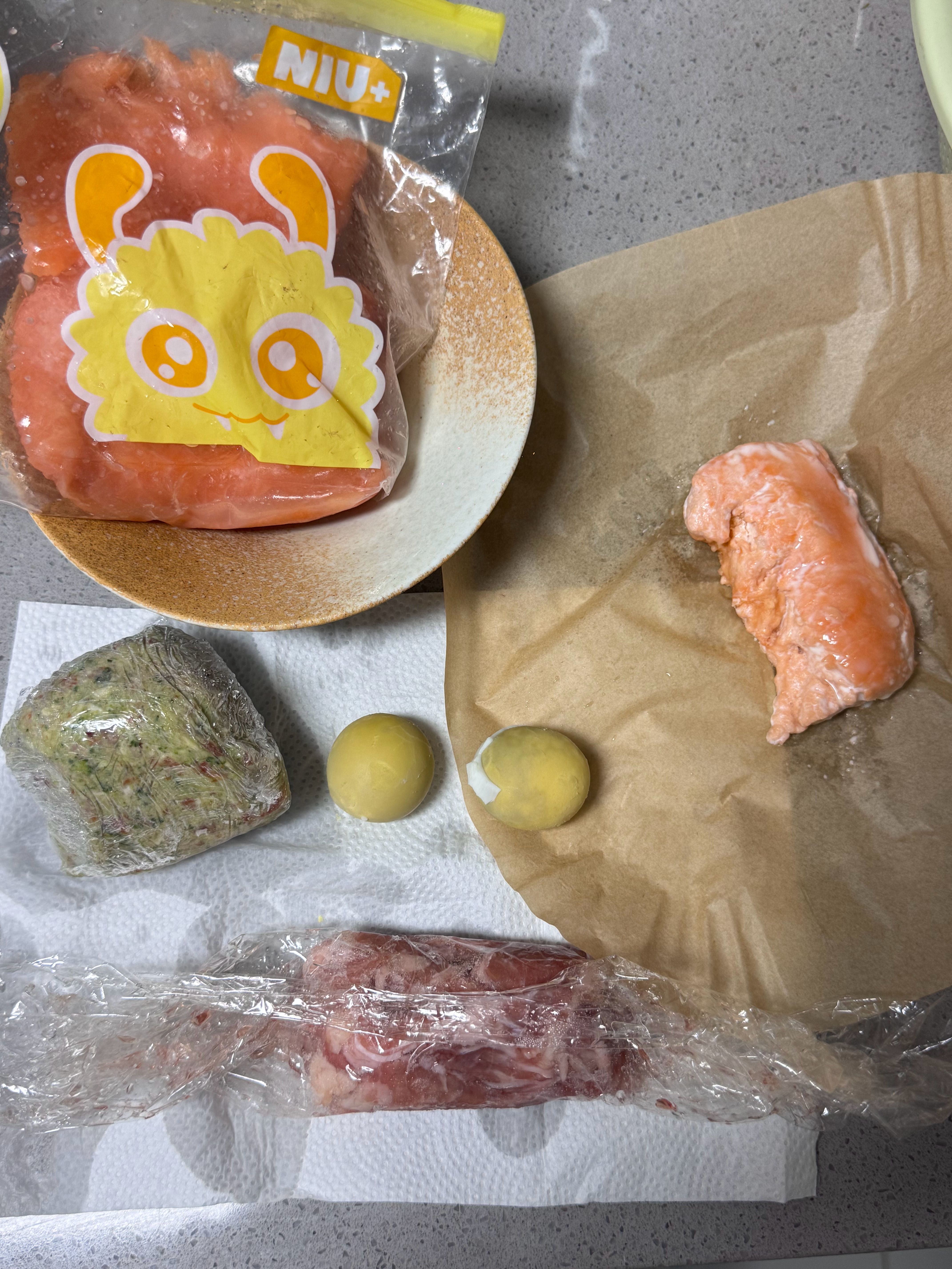 中秋节快乐朋友们！！吃月饼了吗🥮今天去闺蜜家安置小苹果和小小，让她们帮我看孩子