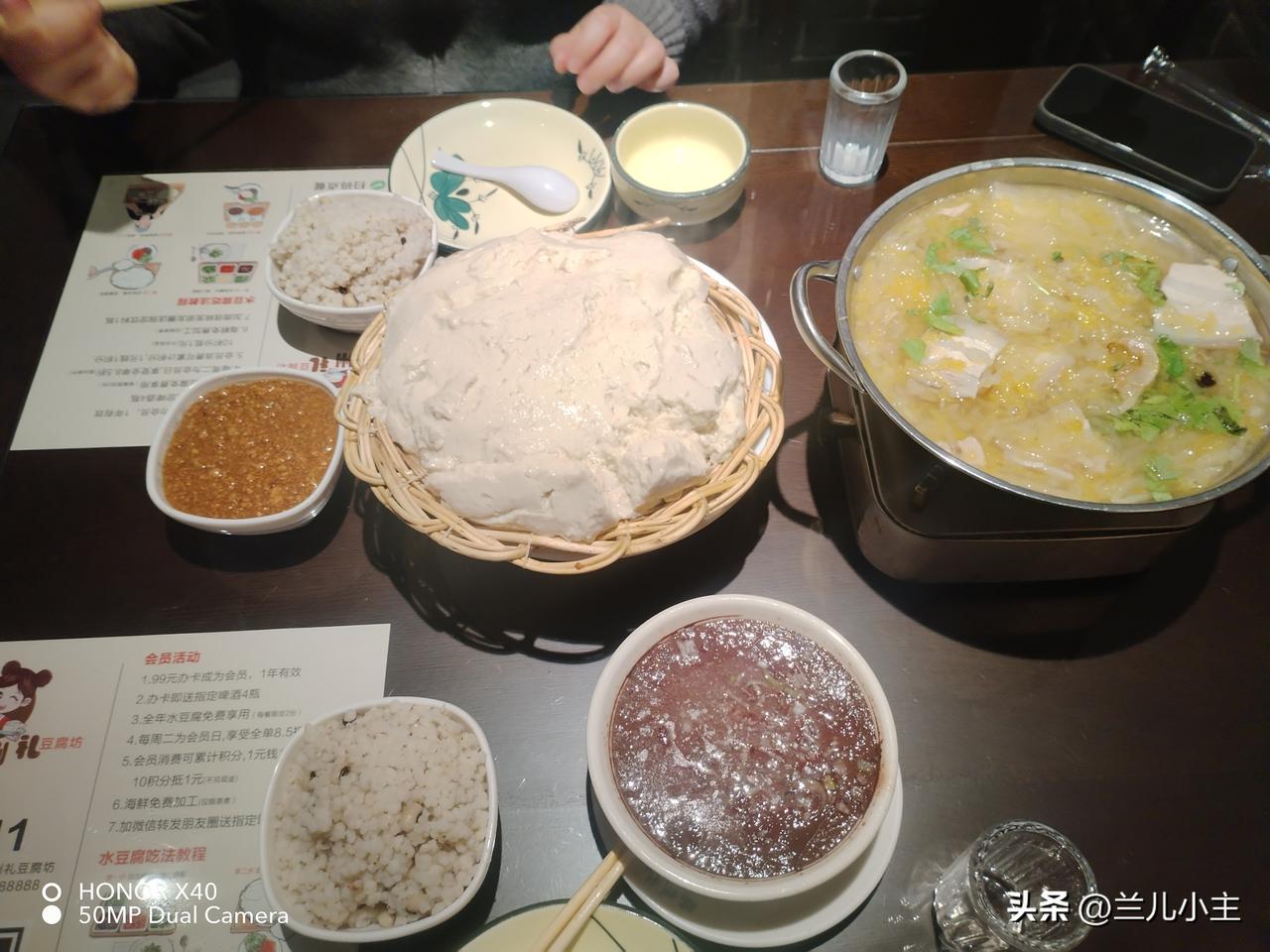 昨天度过了愉快的一天，逛完大坝已经是下午两点了，我是超级饿啊！闺女提议要不咱们出