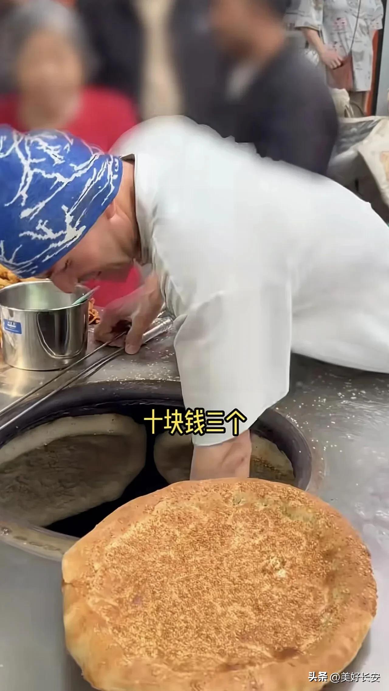 在西安，建议让阿达西去幸福林带卖烤馕？

随着阿达西烤馕哥的爆红，很多网友也开始