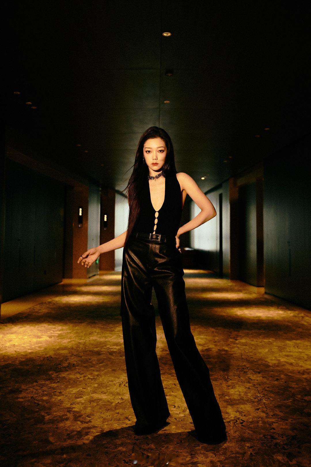 希林娜依高跨年高定战袍 当季高定加身亮相跨年舞台，气场全开，高级又锋利的美感直击