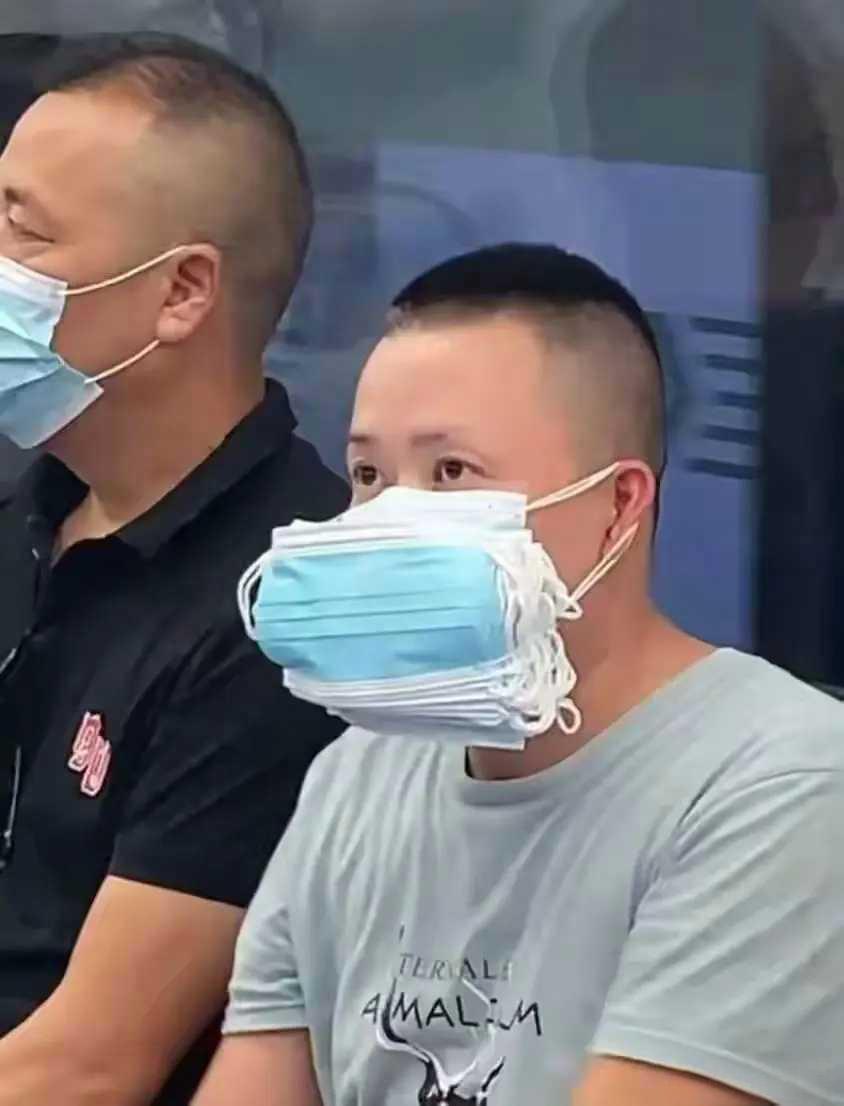 这大哥也太怕病毒了吧