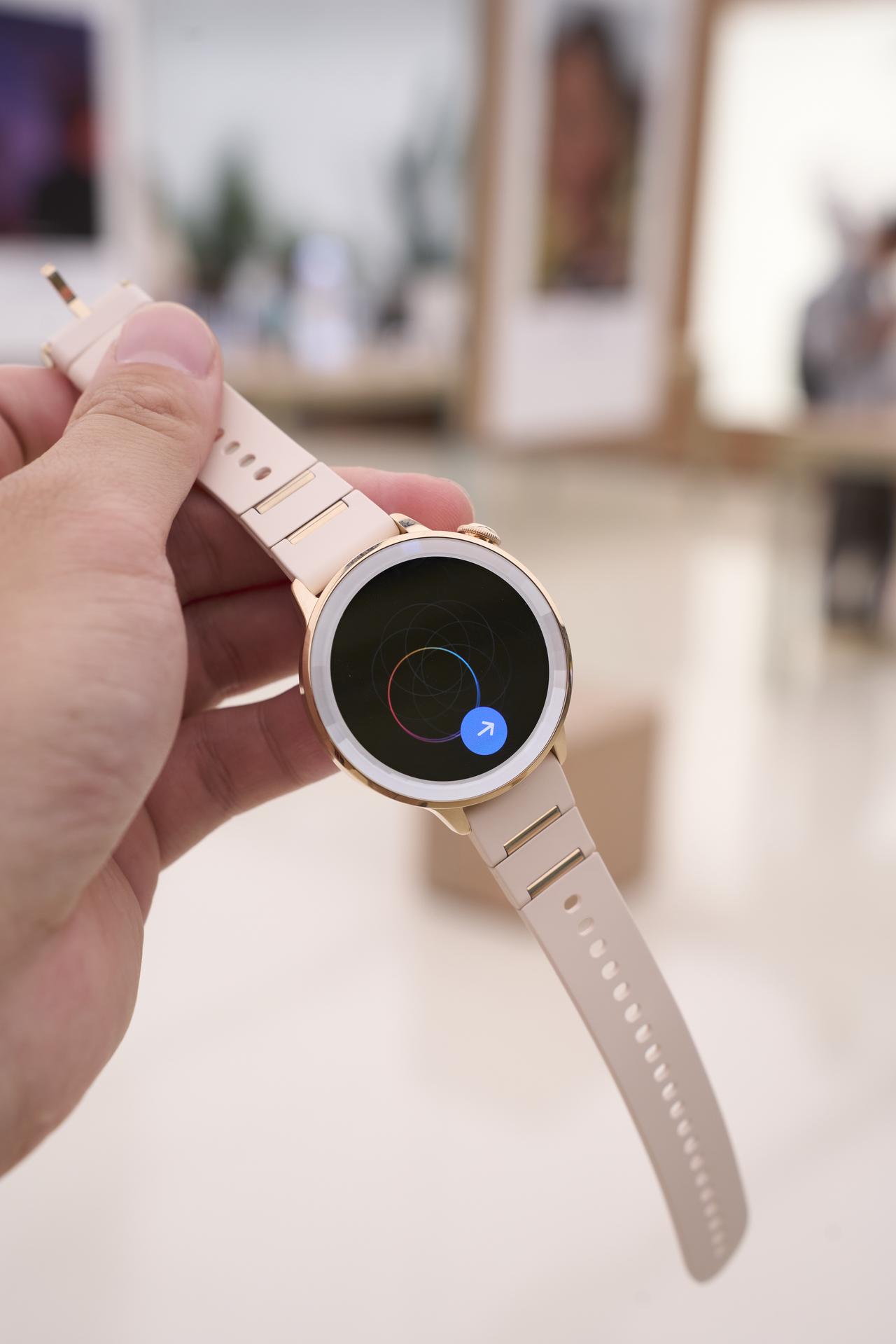 门店上架了！已提前戴上莎莎同款小金表！！

---
豆沙包们快冲！门店已经可以提