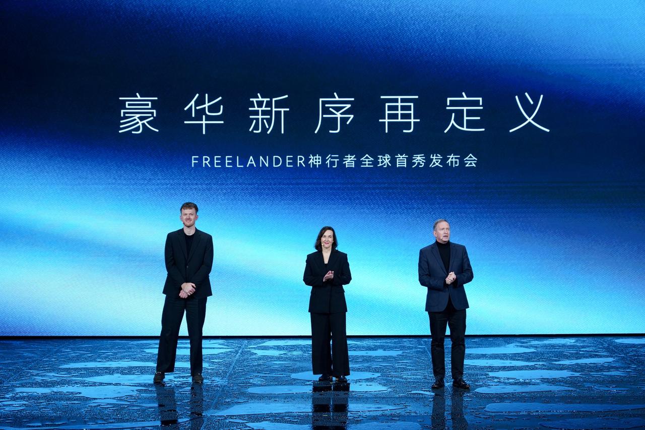 FREELANDER神行者概念车昨天在上海首秀，很路虎的设计，还有点科比面包鞋的