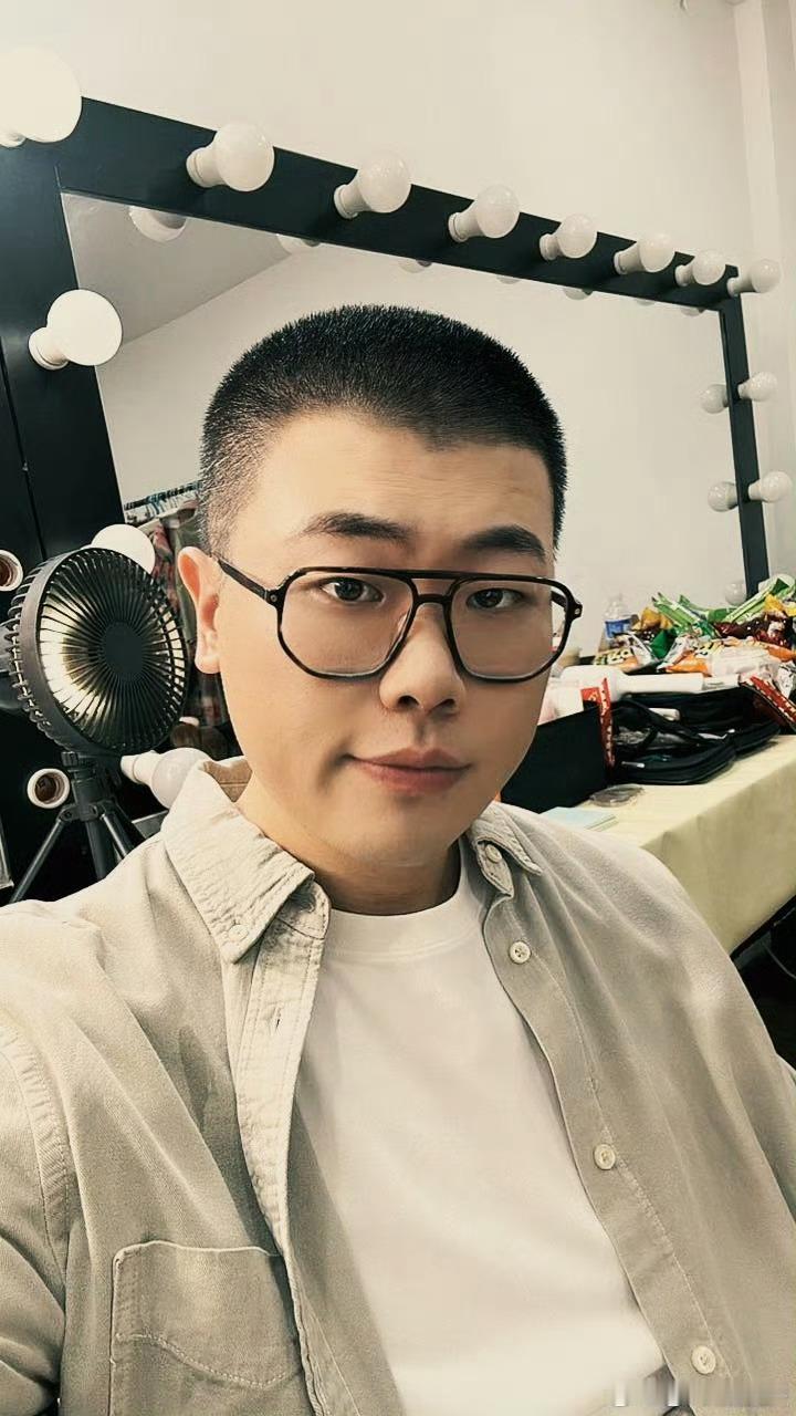 吕严看自己看饿了 吕严直播Reaction自己的我家那小子 ，结果看到自己在里面