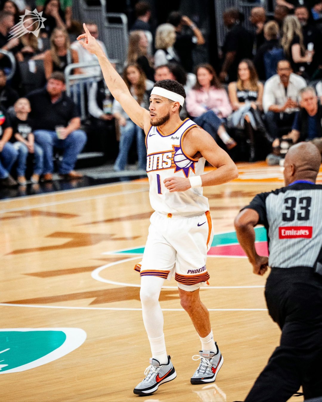 布克因右髋部疼痛，本场比赛不会继续出战。太阳vs马刺